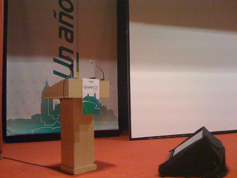 Atril de ponencia con moonitor de apoyo